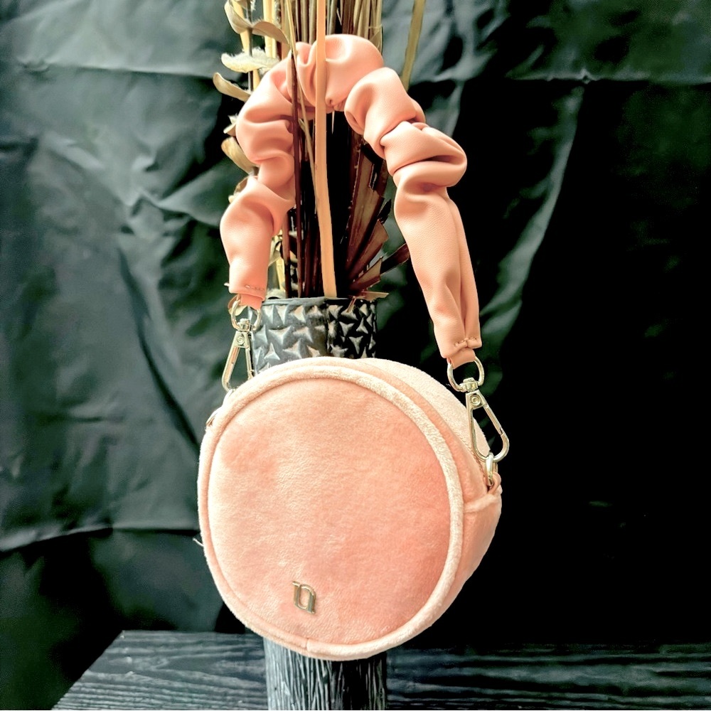Pink Velvet Round UNOVE Bag.